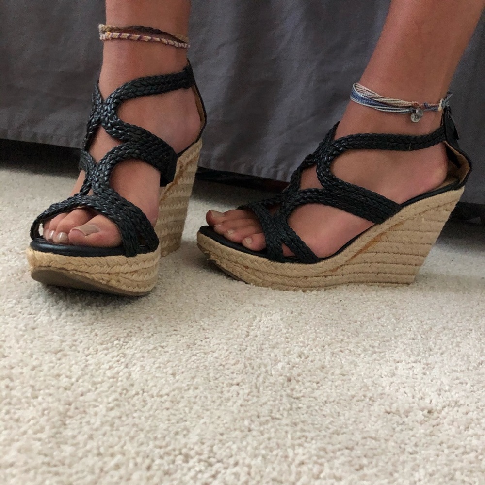 black and tan wedges